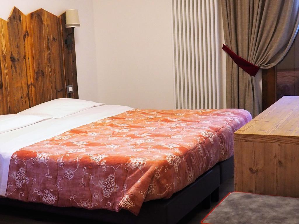 Hotel Serena Dimaro Eksteriør bilde