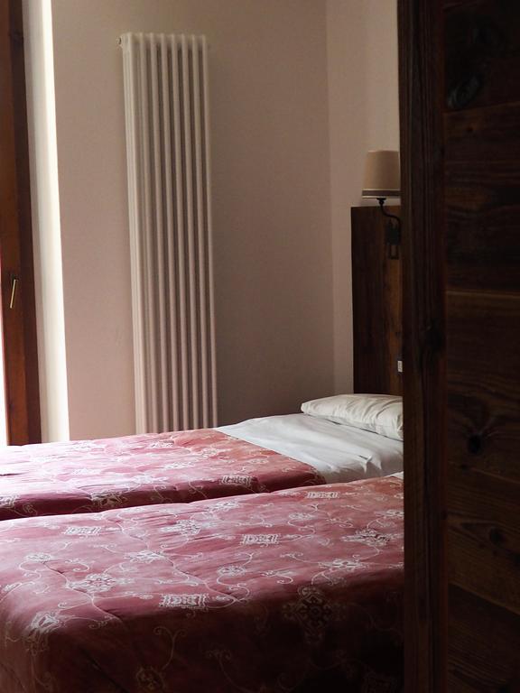 Hotel Serena Dimaro Eksteriør bilde